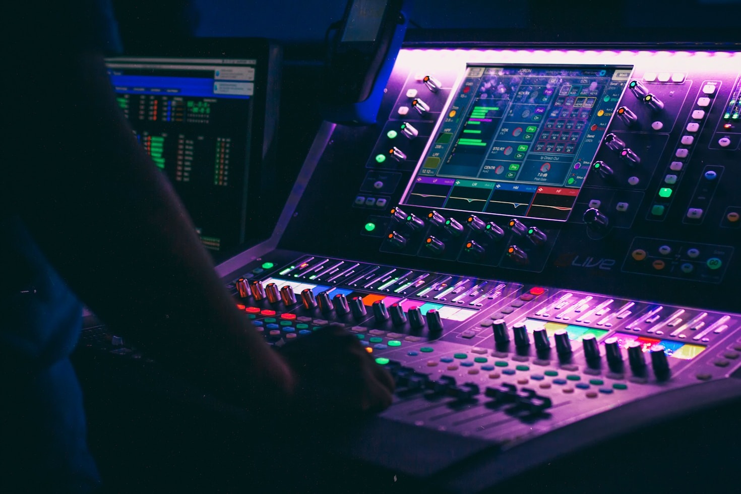 How DJs Transform Your Event’s Atmosphere