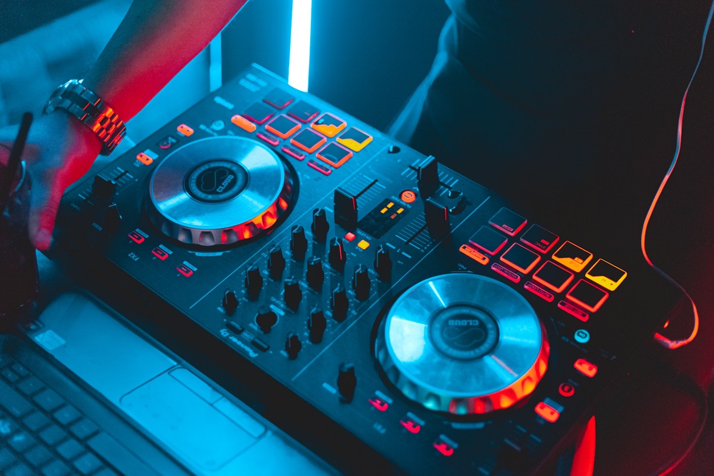 The Art of Reading the Crowd as a DJ